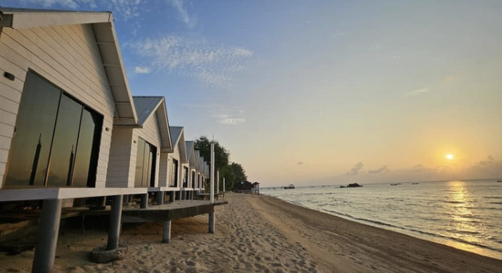Seaview Chalet beach scene